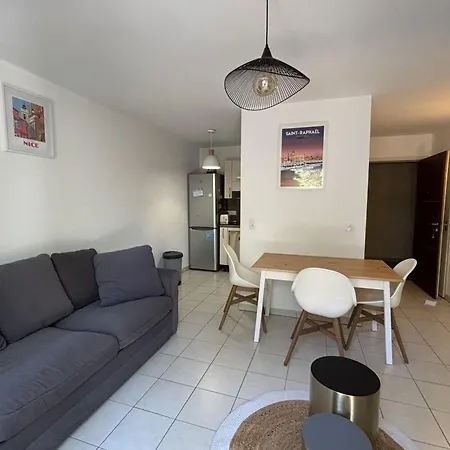 Apartment In The Center With Pool